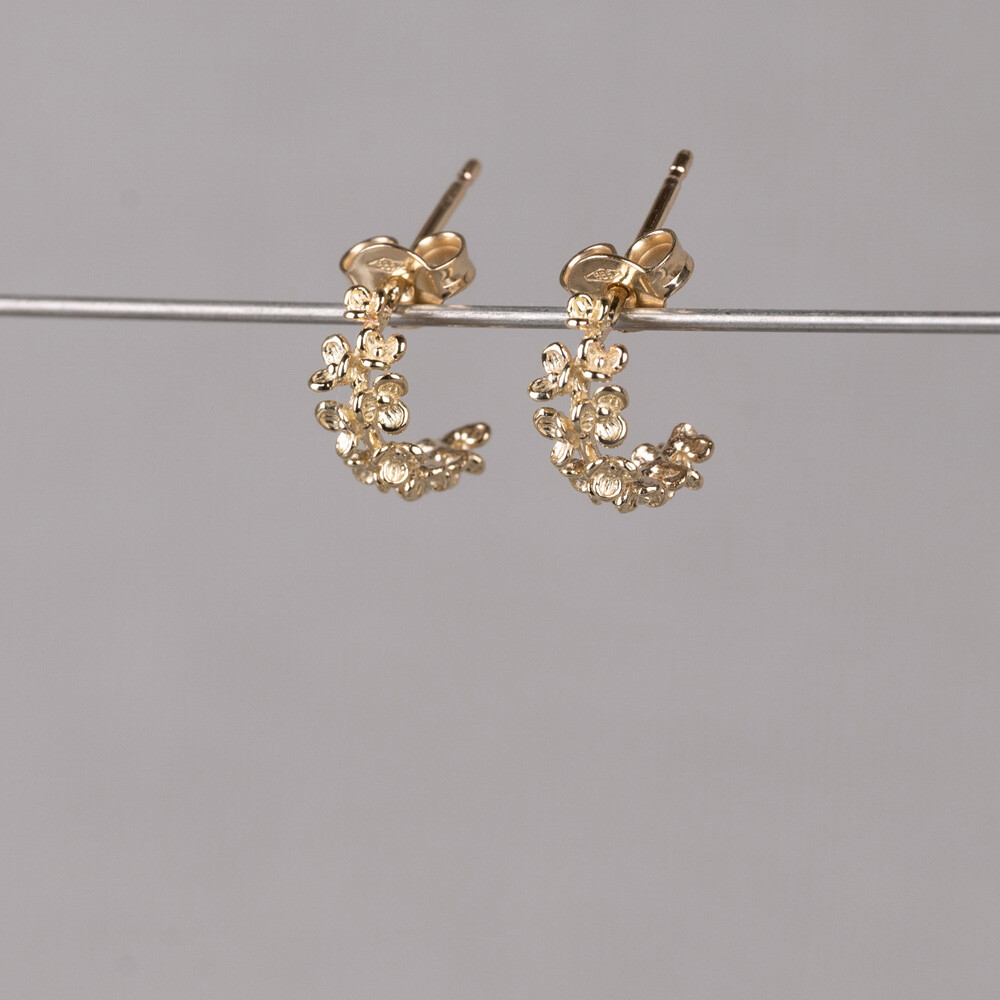 Oorsteker rond gemaakt van 14 karaat goud. Deze oorstekers kunnen perfect gecombineerd worden met de andere items uit de Blossom-lijn.