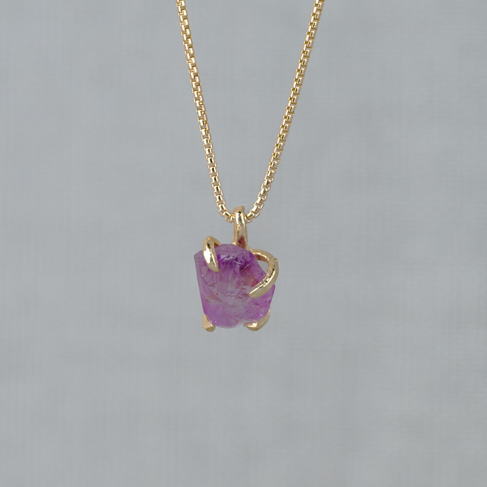 Collier gemaakt van zilver verguld in combinatie met de edelsteen Amethist. 

Let op: het formaat van de hanger kan verschillen, dit komt doordat het een natuursteen bevat. Deze kunnen verschillen qua grootte, kleur en vorm.