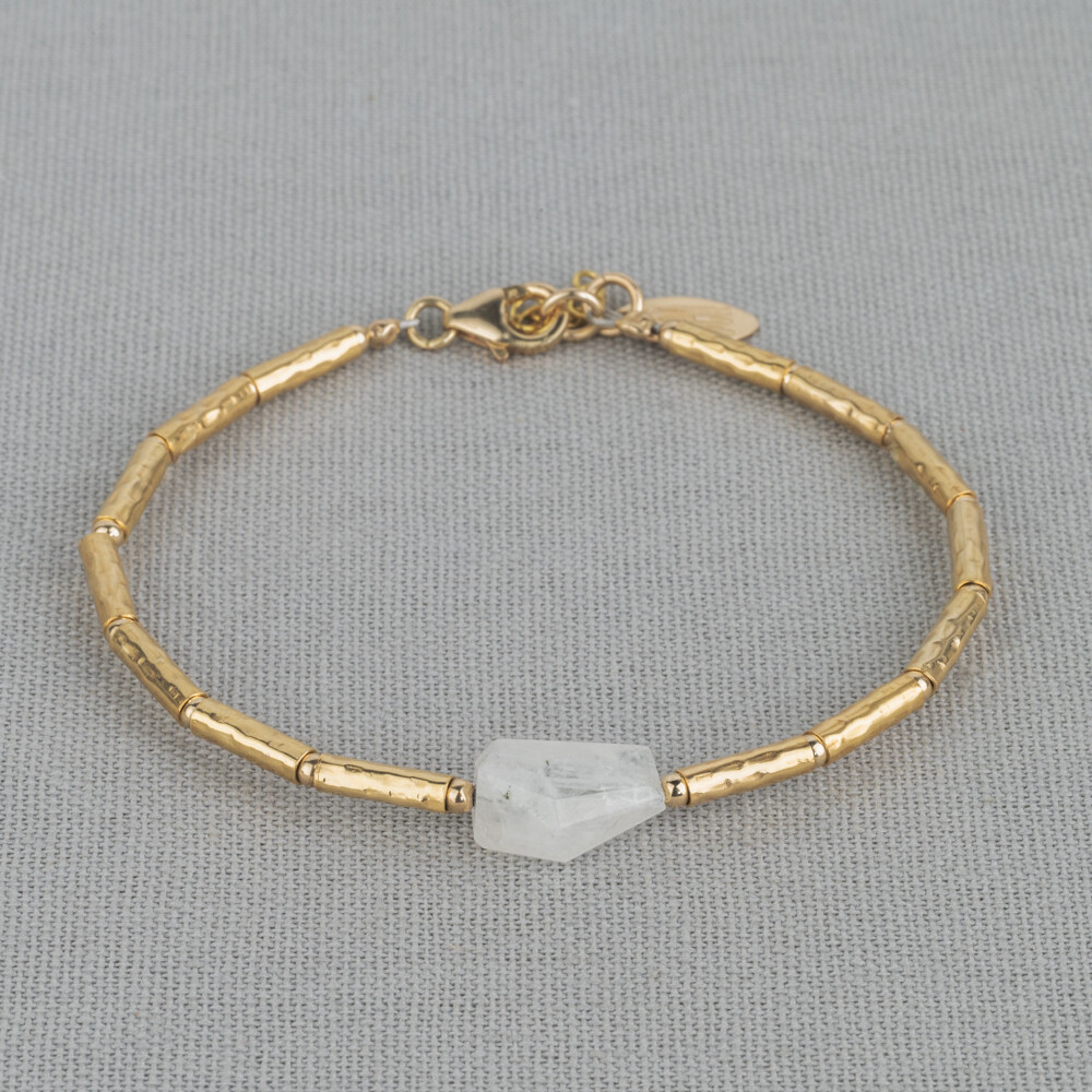 Armband Limited Edition gemaakt van Goldfilled in combinatie met Maansteen. Regenboog Maansteen heeft een sterke connectie met de maan en vrouwelijke energie. Lees alles over deze edelsteen via onderstaande button. Draag deze armband met het bijpassende collier voor een complete look!