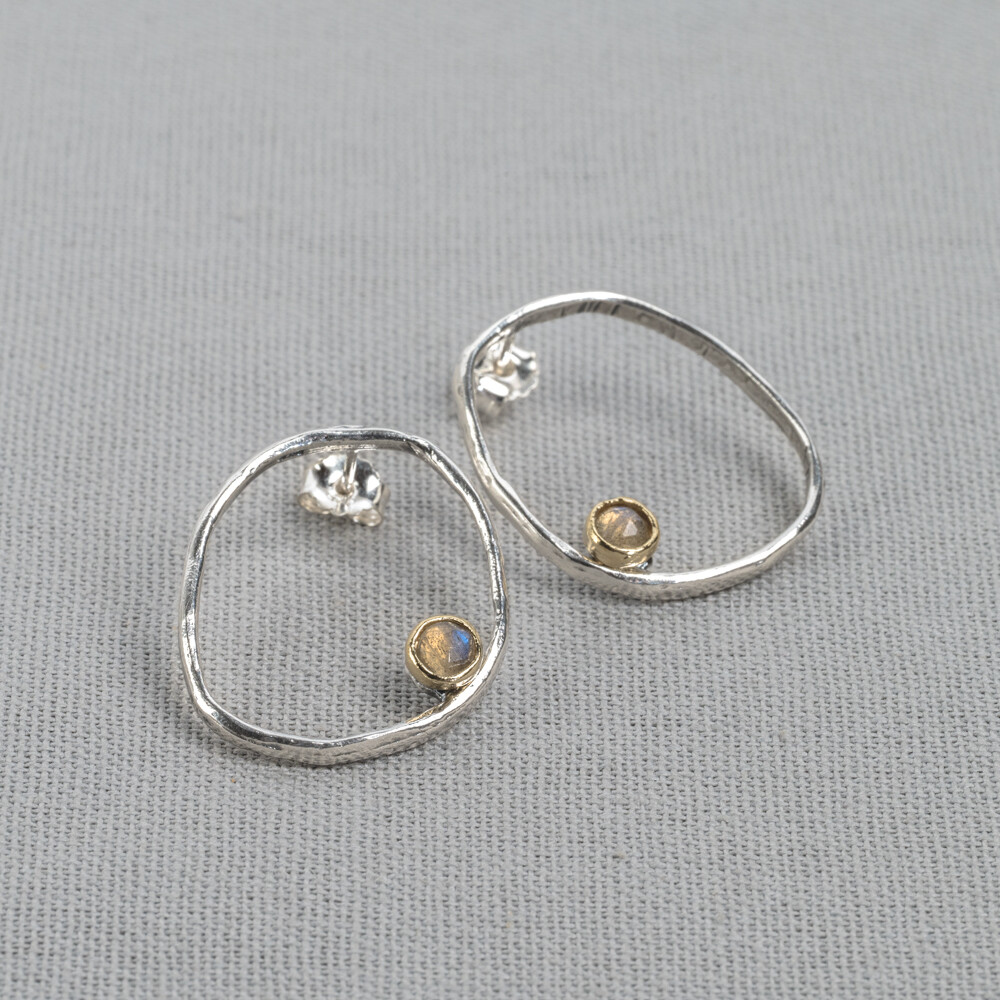 Oorhanger gemaakt van 925 geoxideerd sterling zilver in combinatie met een zilver vergulde facet met Labradoriet. Labradoriet is een magische, beschermende en spirituele steen. Lees alles over deze edelsteen via onderstaande button. Combineer met een mooi collier, een ring en armband.