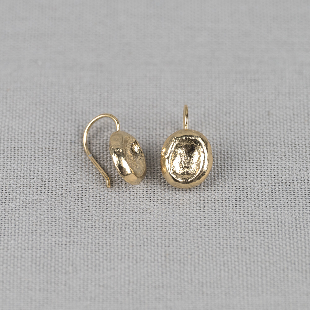 Oorhanger gemaakt van zilver verguld in de vorm van een kommetje. Combineer met een collier, ring en armband voor een complete look!
