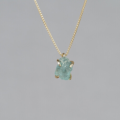Collier gemaakt van zilver verguld in combinatie met de edelsteen Aquamarijn.Aquamarijn is een baken van rust in de storm van het dagelijkse leven. Lees alles over deze edelsteen via onderstaande button. Combineer dit collier met de bijpassende oorhangers! Let op: het formaat van de hanger kan verschillen, dit komt doordat het een natuursteen bevat. Deze kunnen verschillen qua grootte, kleur en vorm.