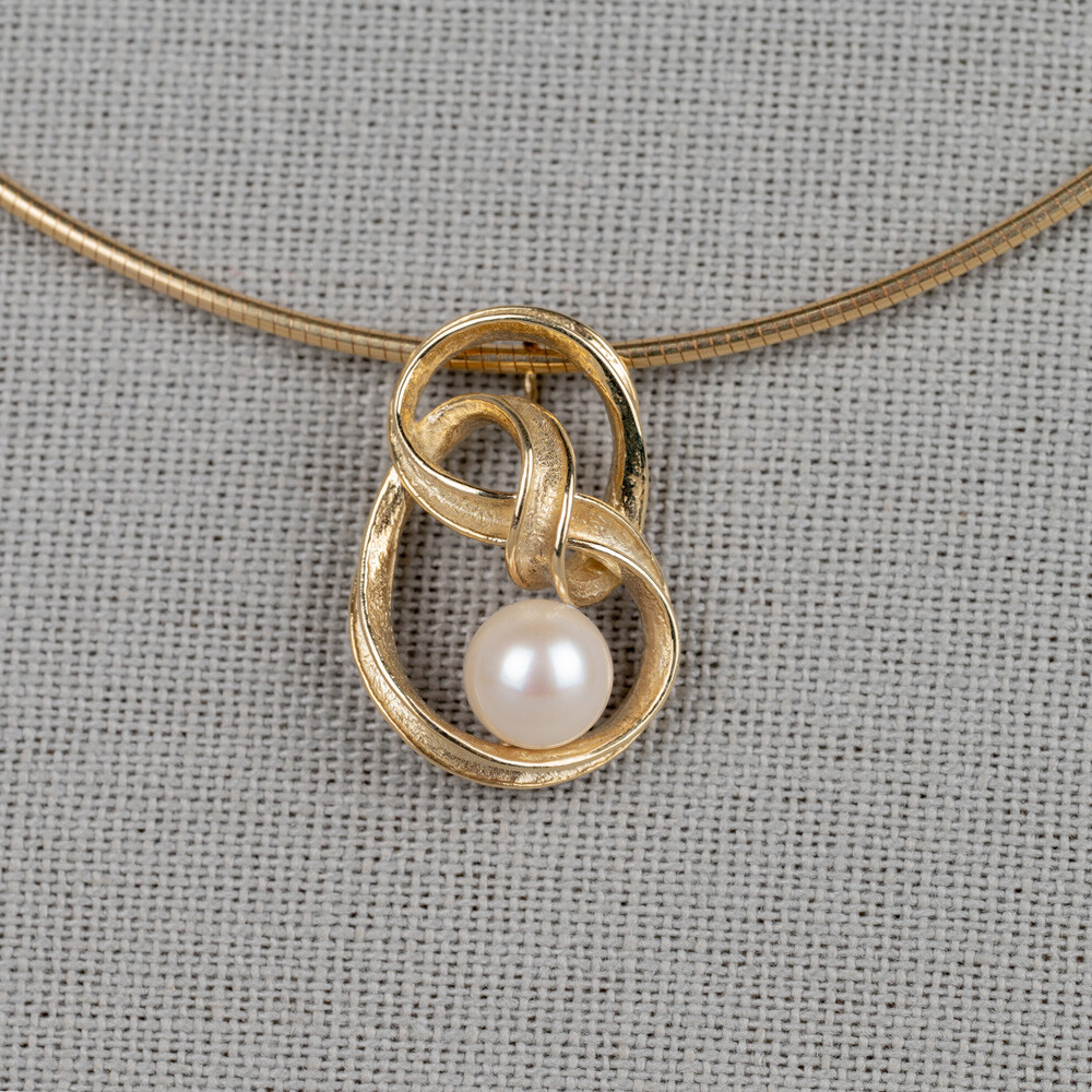 Hanger gemaakt van 14 karaat goud in combinatie met Parel. Combineer met de andere sieraden uit de Curly Pearls of Pearls collectie!