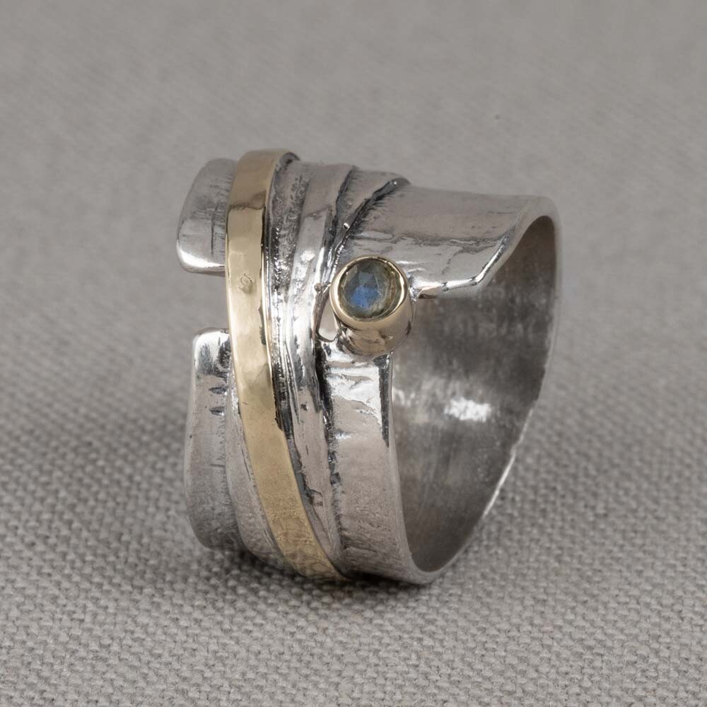Ring gemaakt van 925 geoxideerd sterling zilver in combinatie met 9 karaat en de edelsteen Labradoriet. Labradoriet is een magische, beschermende en spirituele steen. Combineer met andere sieraden met deze edelsteen.