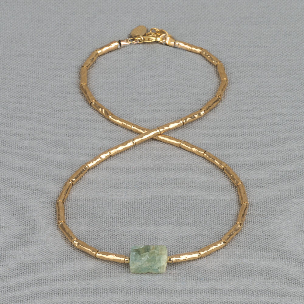 Collier Limited Edition gemaakt van Goldfilled buisjes in combinatie met de edelsteen Beryl. Lees via onderstaande button alles over deze edelsteen. Combineer dit collier met een mooie armband, ring en oorbellen voor een complete look!