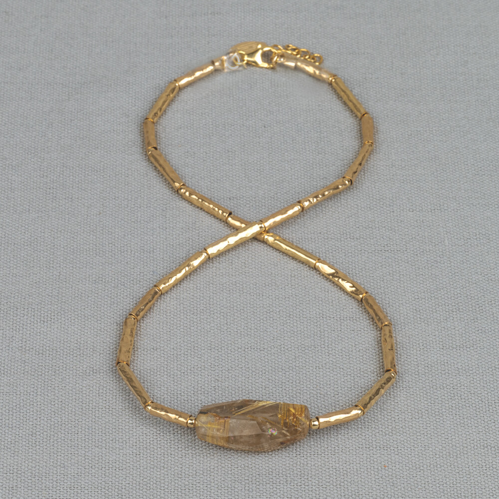 Collier Limited Edition gemaakt van Goldfilled buisjes. In het midden van dit collier vind je de edelsteen Rutielkwarts. Rutielkwarts is een opbeurende en kalmerende steen. Lees alles over deze edelsteen via onderstaande button!
