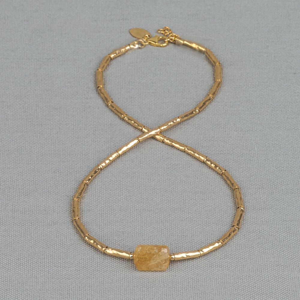 Collier Limited Edition gemaakt van Goldfilled buisjes in combinatie met de edelsteen Citrien. Citrien is een zonnige en verwarmende steen. Het versterkt je zelfvertrouwen en geeft energie levensvreugde en moed. Lees alles over dez edelsteen via onderstaande button! Combineer met andere sieraden van Jeh Jewels.
Met de bijbehorende verlengketting kan het collier van 43 tot 47 cm gedragen worden.