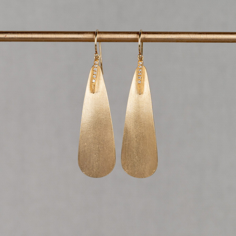 Oorhangers gemaakt van 14 karaat goud in combinatie met diamant. Chique oorbellen die je kunt dragen naar speicale gelegenheden. Combineer met de andere gouden sieraden van Jeh Jewels.