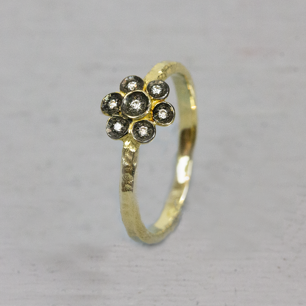 Ring in de vorm van een bloem met zwart rhodium en diamant. Combineer met de andere gouden sieraden van Jeh Jewels!