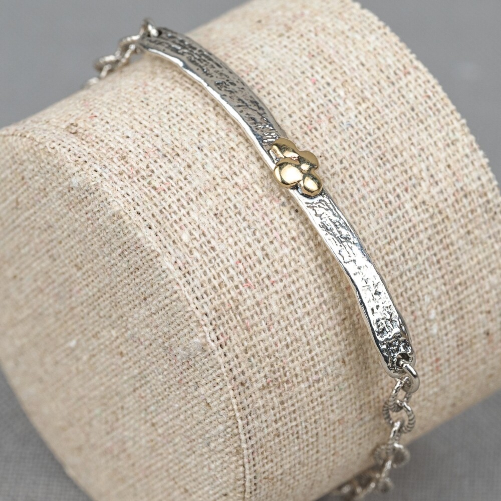Armband gemaakt van 925 sterling zilver in combinatie met een 9 karaat trostje in het midden. Deze armband kan op verschillende lengtes gedragen worden dankzij de schakels. De kortste lengte waarop hij gedragen kan worden is 15 cm. Het langste waarop hij gedragen kan worden is 19 cm. Combineer met een paar mooie oorbellen, een ring en collier voor een complete look!
