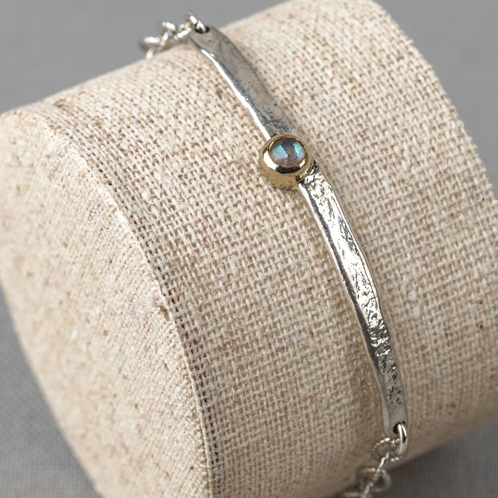 Armband gemaakt van 925 sterling zilver in combinatie met een 9 karaat Labradoriet facet. Labradoriet is een magische, beschermende en spirituele steen. Wanneer je de steen beweegt/draait, komen de kleuren van de regenboog tevoorschijn. Deze armband kan op verschillende lengtes gedragen worden dankzij de schakels. De kortste lengte waarop hij gedragen kan worden is 15 cm. Het langste waarop hij gedragen kan worden is 19 cm. Combineer deze armband met een mooie ring, collier en oorbellen.