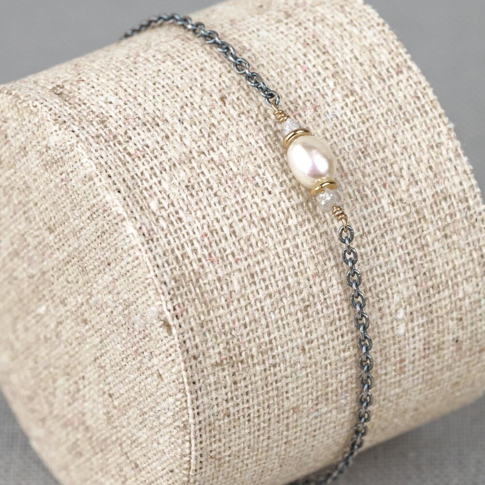 Armband gemaakt van 925 geoxideerd zilver in combinatie met zilver verguld en de edelstenen Ruwe Diamant en Parel. Lees alles over deze stenen via onderstaande button.
Combineer deze armband met mooie oorbellen, een collier en ring voor een complete look!