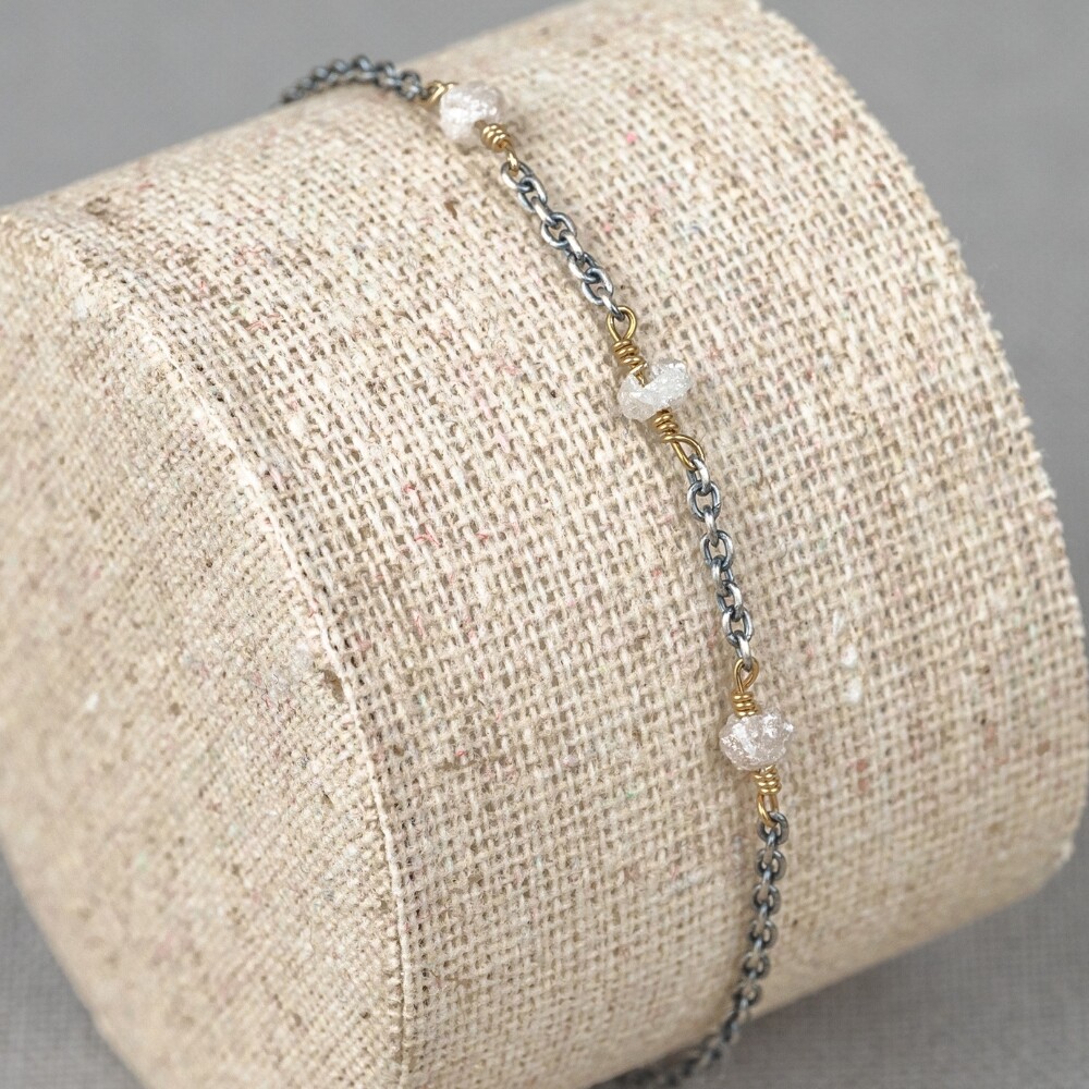 Armband gemaakt van 925 geoxideerd sterling zilver in combinatie met zilver verguld en Ruwe Diamant. Combineer met het bijpassende collier voor een complete look!