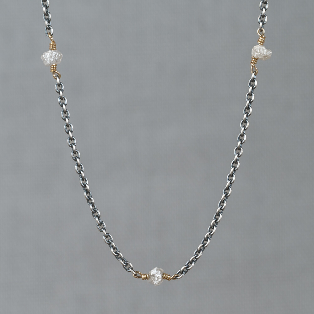 Collier gemaakt van 925 geoxideerd sterling zilver in combinatie met zilver verguld en Ruwe Diamant. Deze steen verlicht emotionele en geestelijke pijn, vermindert angst en zorgt voor een nieuw begin. Match dit collier met het bijpassende armbandje voor een complete look!