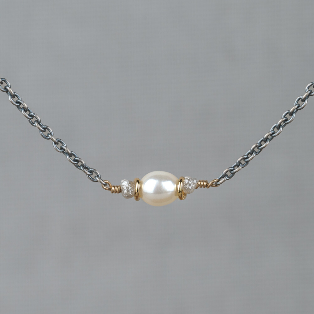 Collier gemaakt van 925 geoxideerd sterling zilver in combinatie met zilver verguld en de edelstenen Parel en Ruwe Diamant. Lees alles over deze stenen via onderstaande button.

Combineer dit collier met het bijpassende armbandje en de andere sieraden van Jéh Jewels.