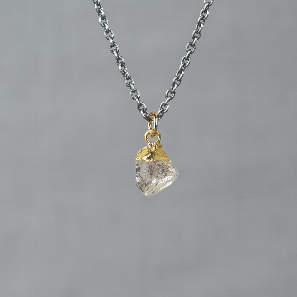 Collier gemaakt van 925 geoxideerd sterling zilver in combinatie met zilver verguld en de edelstenen Herkimer Diamant en Ruwe Diamant. Lees alles over deze stenen via onderstaande button. Combineer dit collier met de bijpassende oorbellen en de andere sieraden van Jeh Jewels.