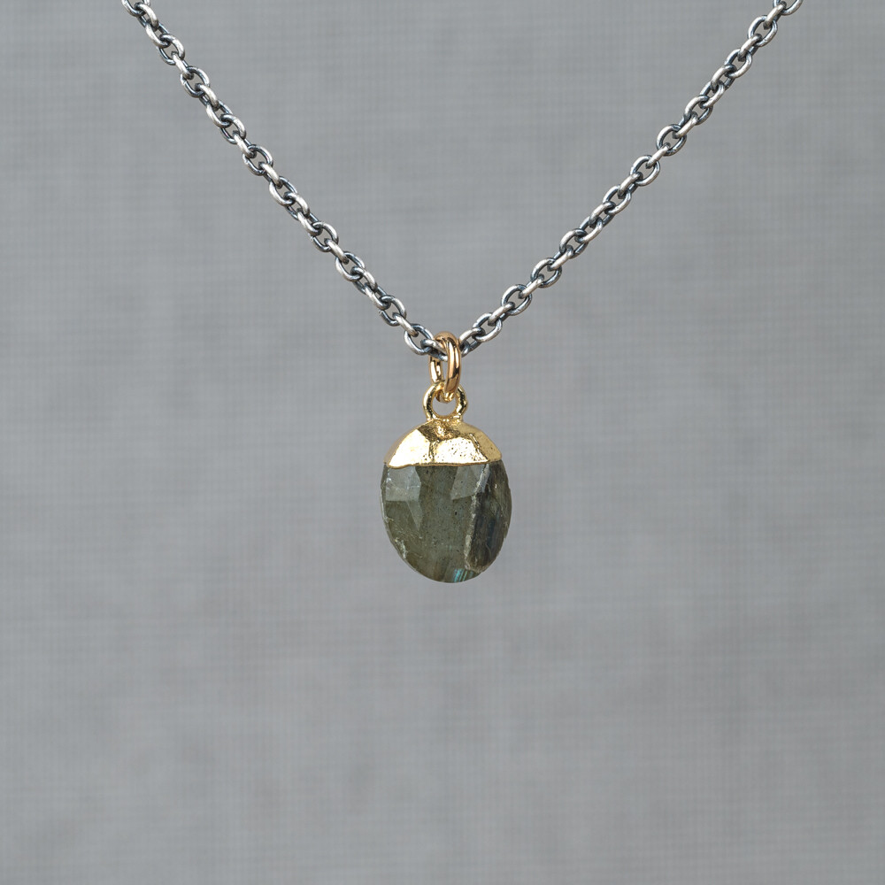 Collier gemaakt van 925 geoxideerd sterling zilver in combinatie met zilver verguld en de edelstenen Labradoriet en Ruwe Diamant. Lees alles over deze stenen via onderstaande button. Combineer dit collier met de bijpassende oorbellen en de andere sieraden van Jeh Jewels.