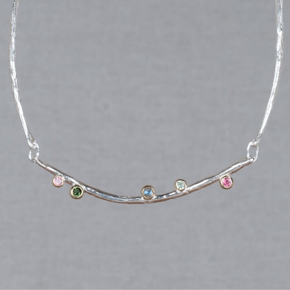 Collier gemaakt van 925 sterling zilver in combinatie met 9 karaat en verschillende edelstenen. Combineer met de andere sieraden van Jeh Jewels!