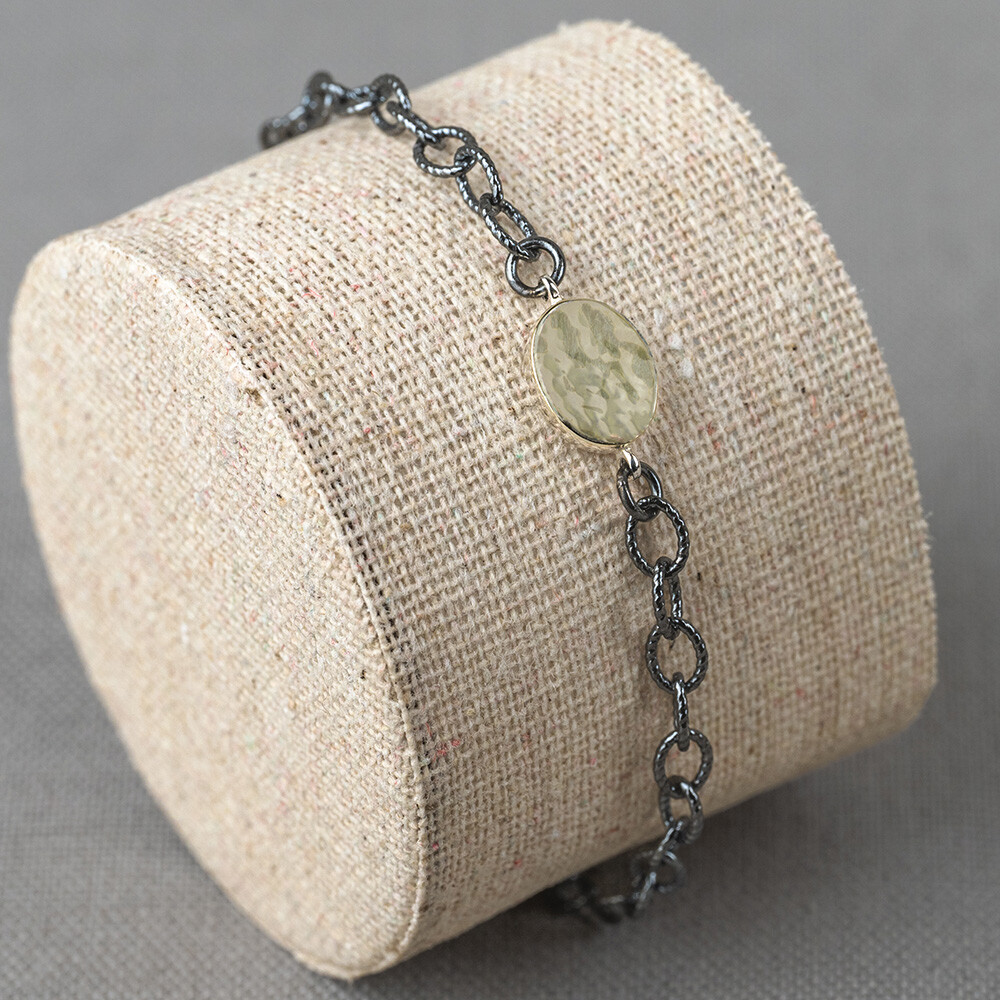 Armband gemaakt van 925 geoxideerd sterling zilver in combinatie met een 9 karaat ovaaltje. Combineer met een collier, ring en oorbellen voor een complete look! Dit armbanje kun je op verschillende lengtes dragen dankzij de schakels. De maximale lengte is 19 cm.