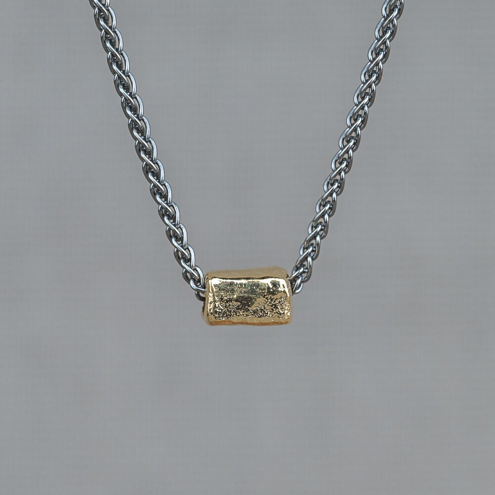 Collier gemaakt van 925 geoxideerd sterling zilver in combinatie met een 9 karaat tonnetje. Combineer met het bijpassende armandje voor een complete look!