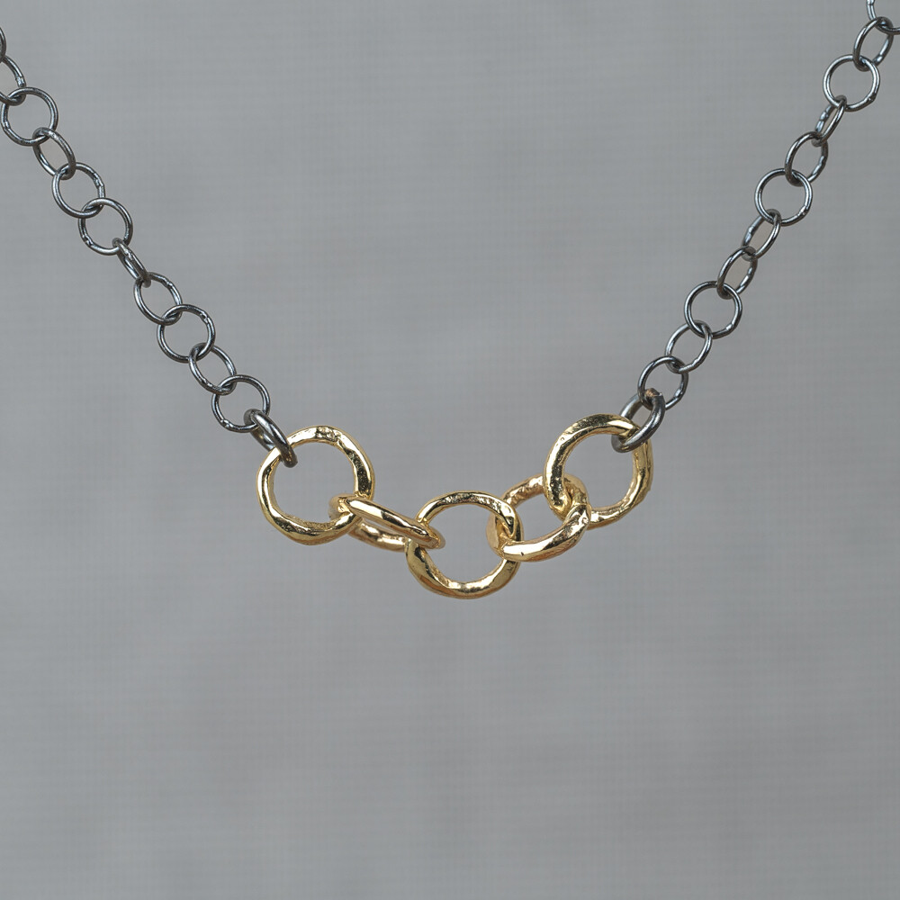 Collier gemaakt van 925 geoxideerd sterling zilver in combinatie met 9 karaat ringetjes. Combineer dit collier met de bijpassende armband voor een complete look!