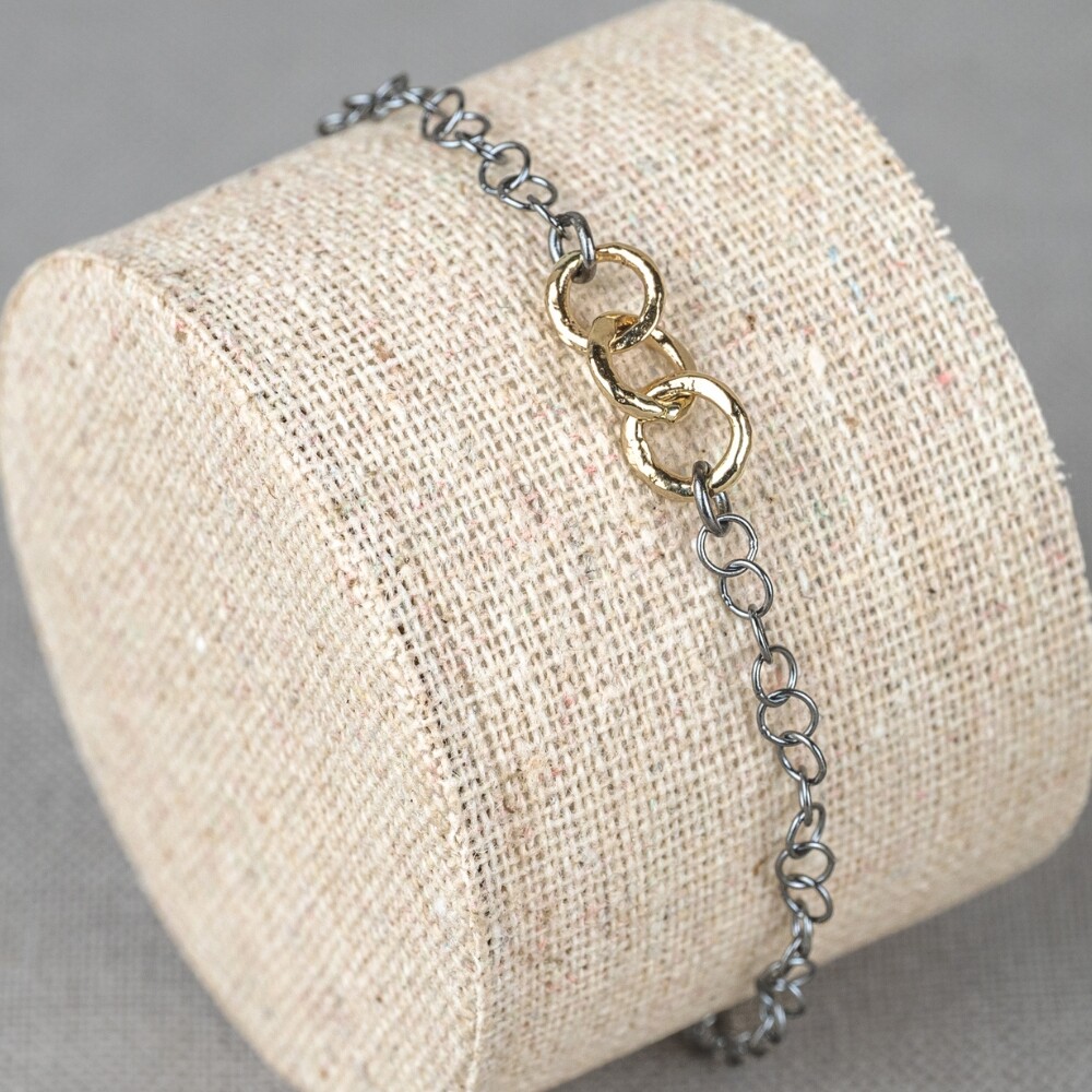 Armband gemaakt van 925 geoxideerd sterling zilver in combinatie met 9 karaat ringetjes. Combineer met het bijpassende collier voor een complete look!