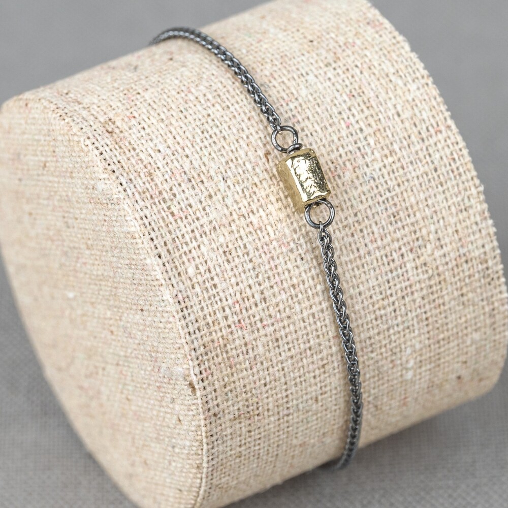 Armband gemaakt van 925 geoxideerd sterling zilver in combinatie met een tonnetje van 9 karaat. Combineer met het bijpassende collier voor een complete look!