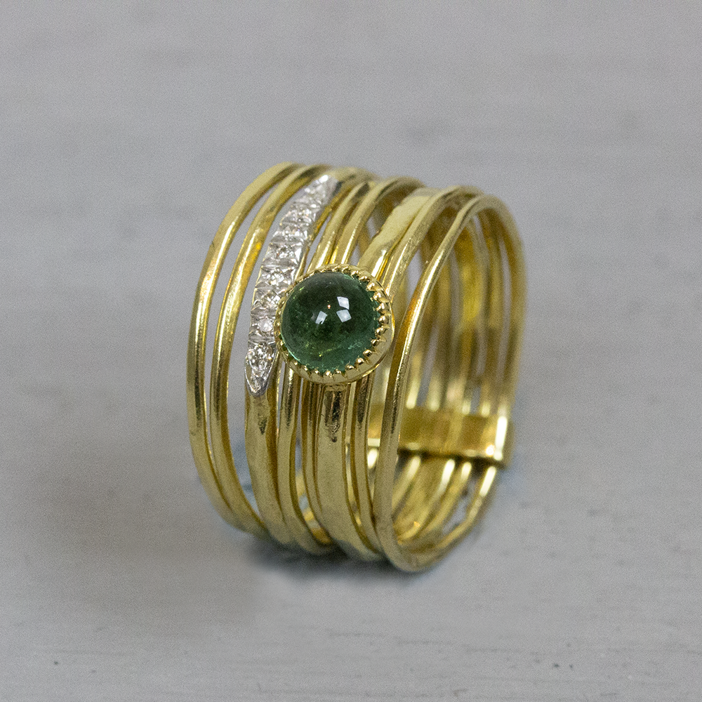 Ring bestaande uit meerdere bandjes, waarbij een bandje een ronde edelsteen geniet en een ander bandje een rij met diamanten. 0.04ct AM Amethist AQ Aquamarijn BRT Zwarte Rutielkwarts BT Blauwe Topaas CMS Chocolade maansteen CT Citrien GA Groene Amethist GMS Grijze Maansteen GT Groene Toermalijn LAB Labradoriet LT Lemon Topaas MS Maansteen PR Peridot PT Roze Toermalijn RD Rodoliet RQ Rose Kwarts RT Rutiel SMT Smokey Topaas WT Witte Topaas CLC Groene Chalcedoon AY Iolite