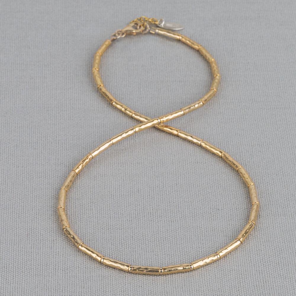 Collier met buisjes gemaakt van Goldfilled. Combineer dit collier met de bijpassende armband en ga voor een complete look!