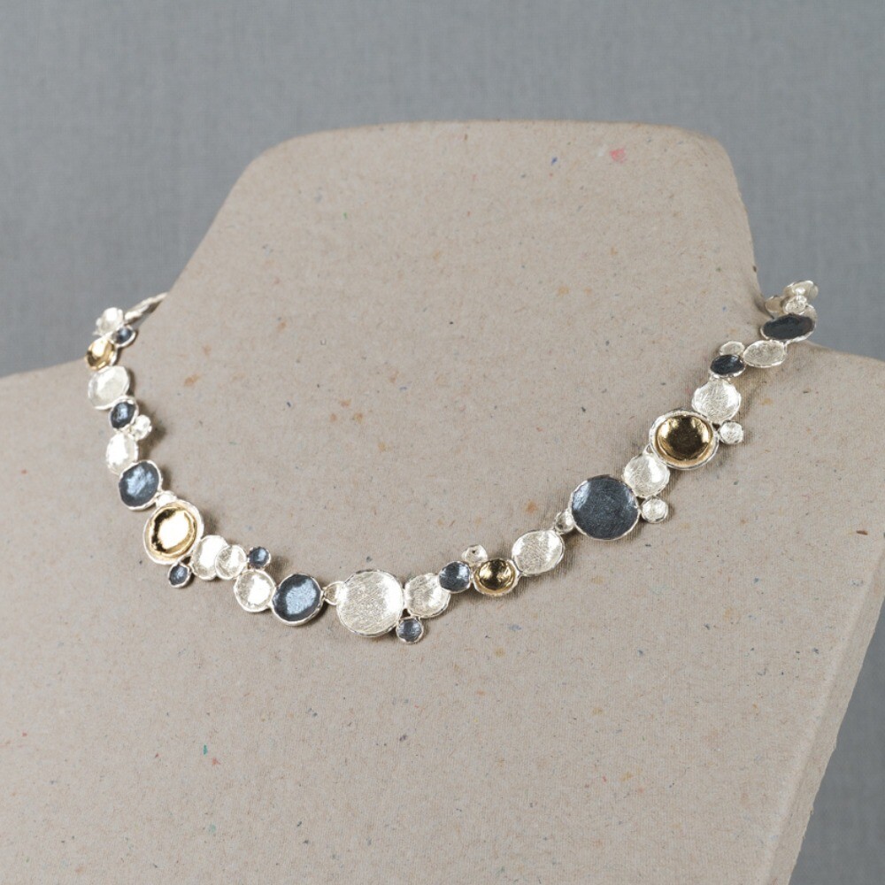 Collier gemaakt van 925 (geoxideerd) sterling zilver en zilver verguld. Hierdoor krijgt dit collier drie prachtige kleuren. Combineer het met een mooie armband, een paar oorsieraden en een ring voor een complete look!