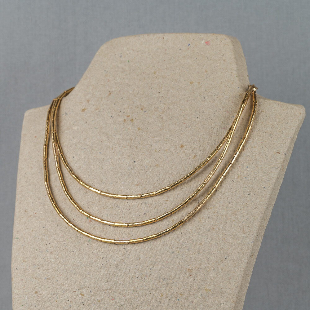 Collier met 3 rijen Goldfilled buisjes. Draag dit collier Combineer dit collier met een bijpassende armband voor een complete look!