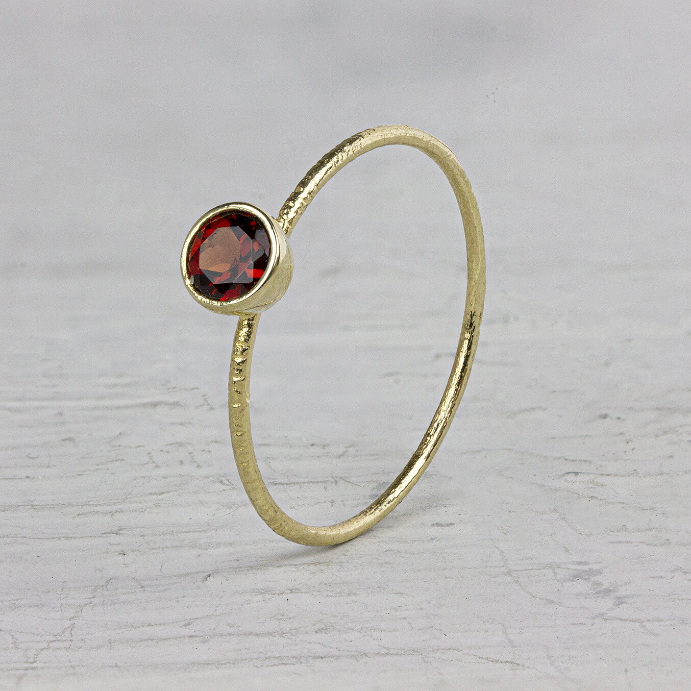 Ring gemaakt van 14 karaat goud en granaat. De ring is niet in collectie opgenomen. Alleen beschikbaar in maat 54.