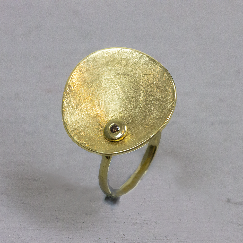 Ring gemaakt ban 14 karaat goud met 0.03 ct.