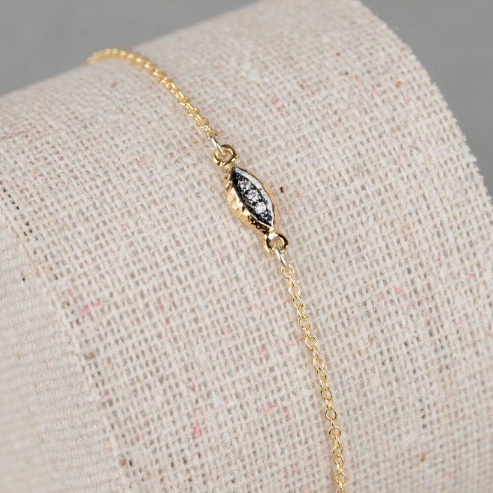 Armband gemaakt van 14 karaat goud in combinatie met Black Rhodium. De armband heeft een maximale lengte van 19 cm, maar kan ook gedragen worden op 17,5 cm dankzij het extra oogje.