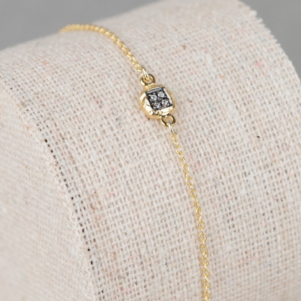 Armband gemaakt van 14 karaat goud in combinatie met Black Rhodium. Dit armbandje kan gedragen worden op 19 cm en op 17,5 cm dankzij het extra oogje.