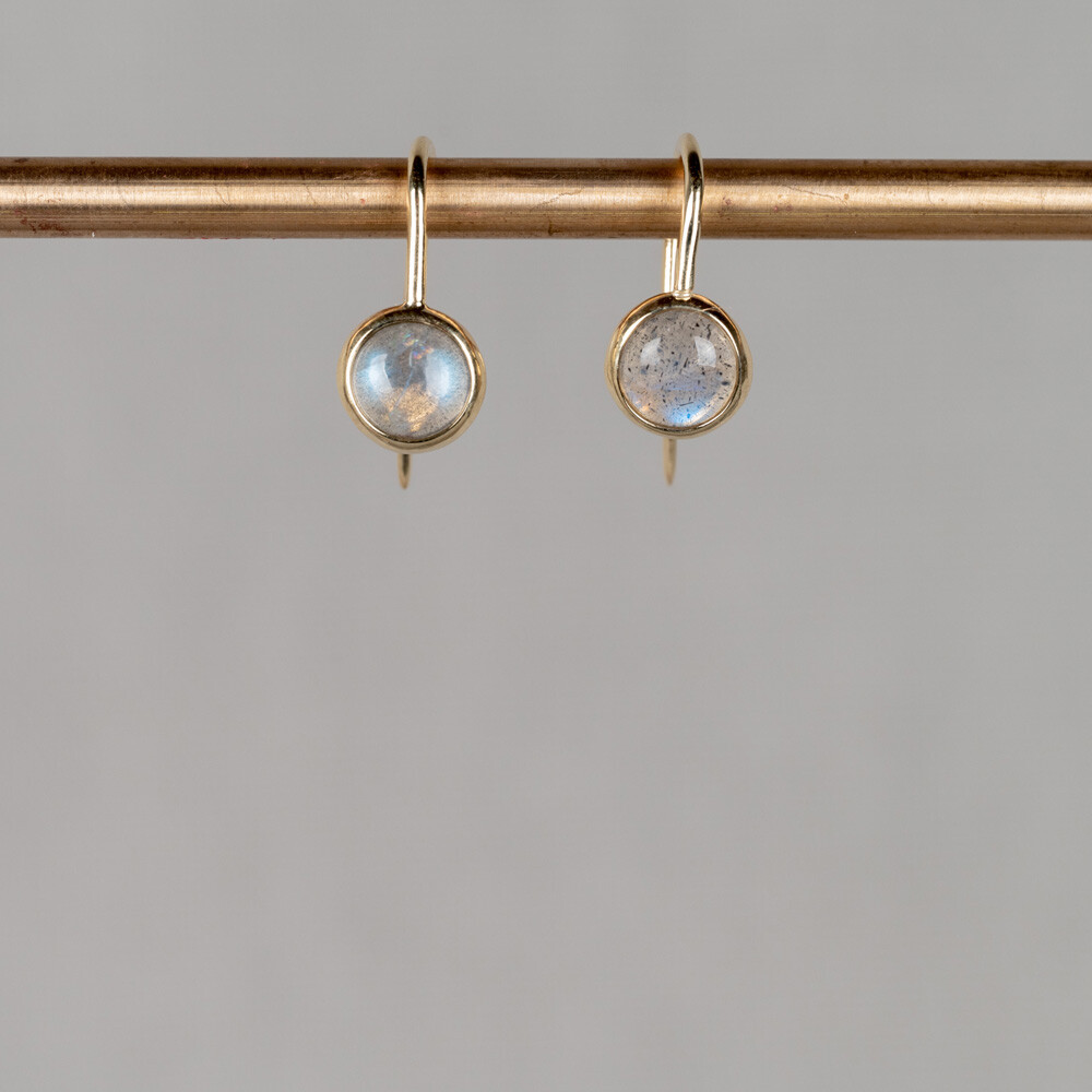 Oorhanger gemaakt van 14 karaat in combinatie met een edelsteen. Deze oorbel is verkrijgbaar met de edelstenen Black Rutiel, Gold Rutiel, Regenboog Maansteen, Labradoriet en Milky Aquamarijn. Combineer met de andere gouden sieraden van Jeh Jewels.