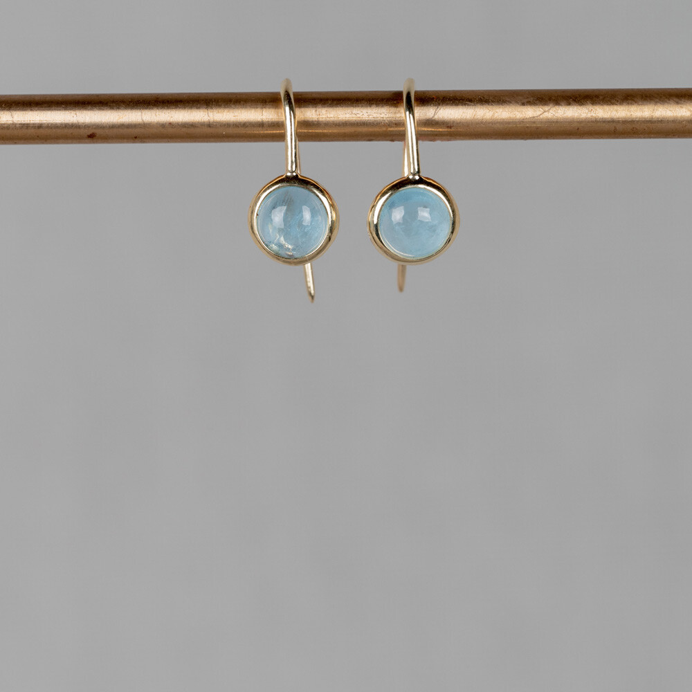 Oorhanger gemaakt van 14 karaat in combinatie met een edelsteen. Deze oorbel is verkrijgbaar met de edelstenen Black Rutiel, Gold Rutiel, Regenboog Maansteen, Labradoriet en Milky Aquamarijn. Combineer met de andere gouden sieraden van Jeh Jewels.