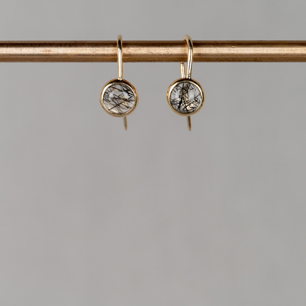Oorhanger gemaakt van 14 karaat in combinatie met een edelsteen. Deze oorbel is verkrijgbaar met de edelstenen Black Rutiel, Gold Rutiel, Regenboog Maansteen, Labradoriet en Milky Aquamarijn. Combineer met de andere gouden sieraden van Jeh Jewels.