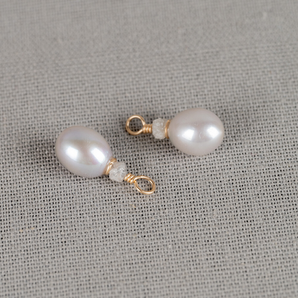 Oor aanhanger gemaakt van 14 karaat goud in combinatie met Grijze Parel en Ruwe Diamant. Combineer deze oor aanhanger met een oorbel uit bijvoorbeeld de hoops-collectie.