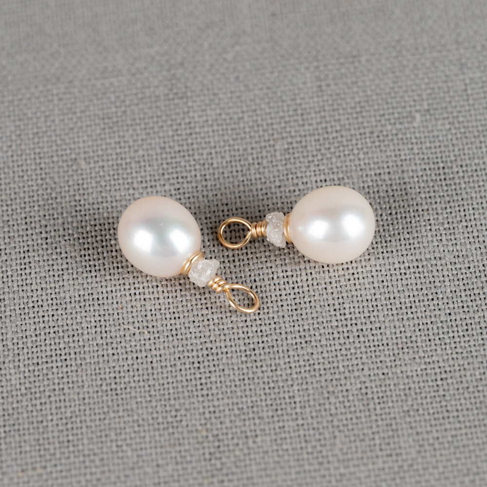 Oor aanhanger gemaakt van 14 karaat goud in combinatie met Witte Parel en Ruwe Diamant. Combineer deze oor aanhanger met een oorbel uit bijvoorbeeld de hoops-collectie.