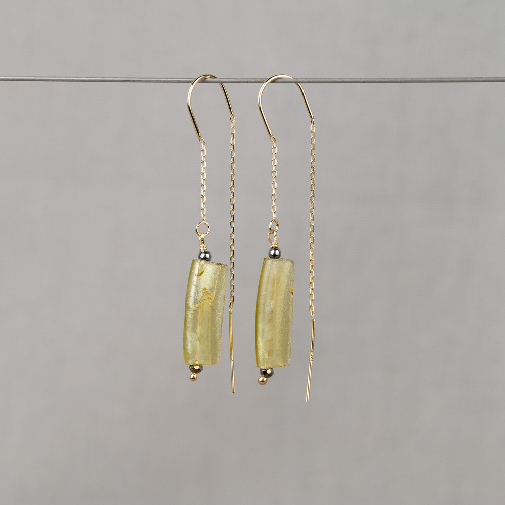 Doortrek oorbel zilver verguld met Pyriet en Romeins Glas. Deze oorbel heeft een mooi verhaal. Het is qua uniekheid net een edelsteen, maar deze sieraden zijn gemaakt met Romeins Glas. De romeinen maakten dit 2000 jaar geleden al, met dezelfde reden als wij nu hebben voor glas! De unieke uitstraling en ambachtelijke look paste 32 jaar geleden als perfect in onze collectie. Bij Jeh Jewels zijn wij nog altijd gek op dit eeuwenoude glas en wij hopen jullie nu ook. Roman Glass by Jéh how timeless do you want it to be. De kleur van het Romeinse glas kan iets afwijken van de foto, dit komt doordat alle stukjes uniek zijn.