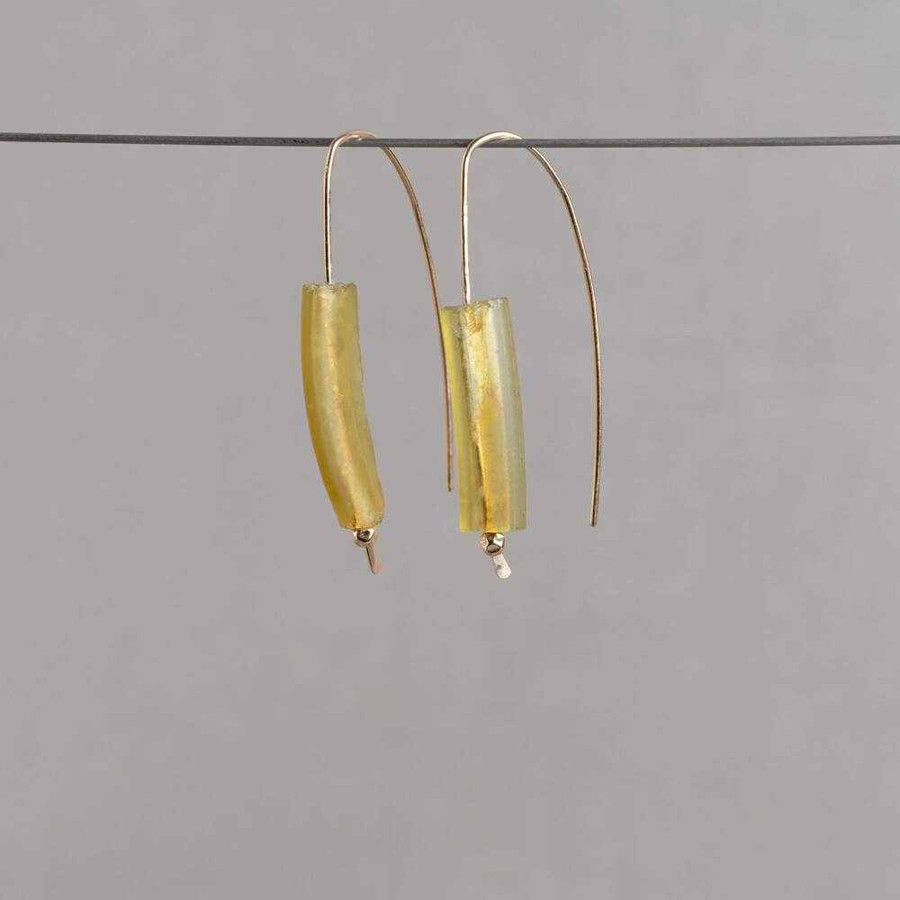 Oorhaak Goldfilled met Romeins glas. Deze oorhaak heeft een mooi verhaal. Het is qua uniekheid net een edelsteen, maar deze sieraden zijn gemaakt met Romeins Glas. De romeinen maakten dit 2000 jaar geleden al, met dezelfde reden als wij nu hebben voor glas! De unieke uitstraling en ambachtelijke look paste 32 jaar geleden als perfect in onze collectie. Bij Jeh Jewels zijn wij nog altijd gek op dit eeuwenoude glas en wij hopen jullie nu ook. Roman Glass by Jéh how timeless do you want it to be. De kleur van het Romeinse glas kan iets afwijken van de foto, dit komt doordat alle stukjes uniek zijn.