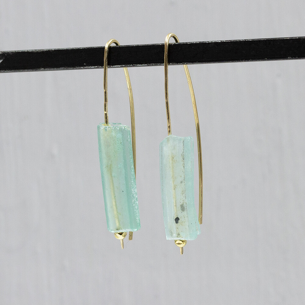 Oorhaak Goldfilled met Romeins glas. Deze oorhaak heeft een mooi verhaal. Het is qua uniekheid net een edelsteen, maar deze sieraden zijn gemaakt met Romeins Glas. De romeinen maakten dit 2000 jaar geleden al, met dezelfde reden als wij nu hebben voor glas! De unieke uitstraling en ambachtelijke look paste 32 jaar geleden als perfect in onze collectie. Bij Jeh Jewels zijn wij nog altijd gek op dit eeuwenoude glas en wij hopen jullie nu ook. Roman Glass by Jéh how timeless do you want it to be. De kleur van het Romeinse glas kan iets afwijken van de foto, dit komt doordat alle stukjes uniek zijn.