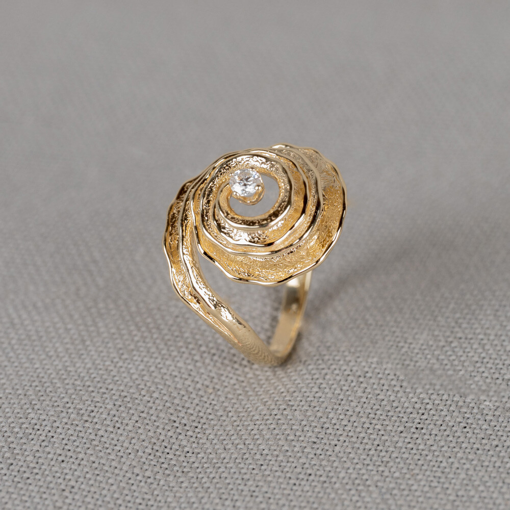 Ring gemaakt van 14 karaat goud in combinatie met diamant. Combineer met de andere gouden sieraden uit de Curly Diamonds-lijn.