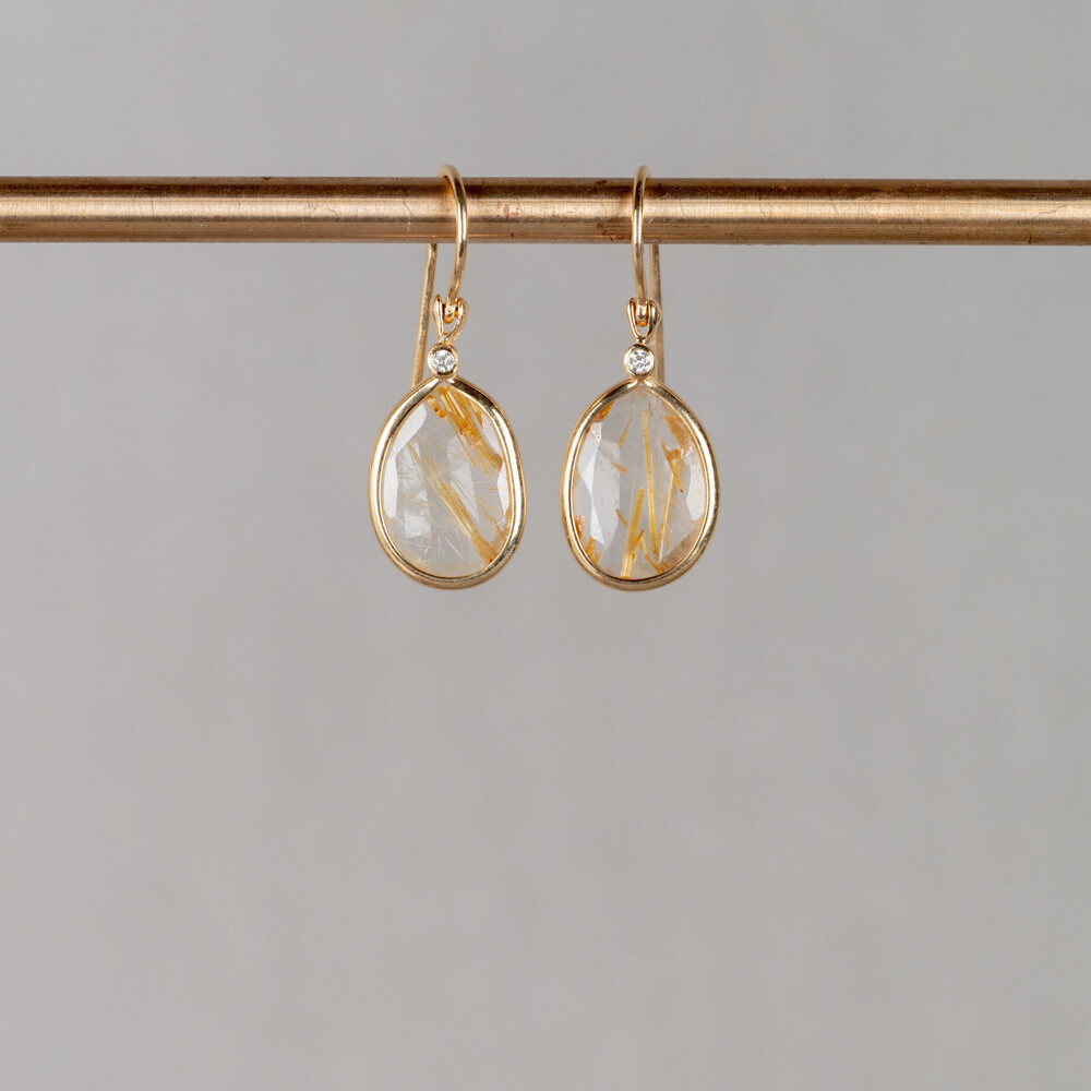Oorbel gemaakt van 14 karaat goud in combinatie met de edelsteen Gold Rutiel. Combineer deze oorbellen met de andere gouden sieraden uit de Rocky-lijn.