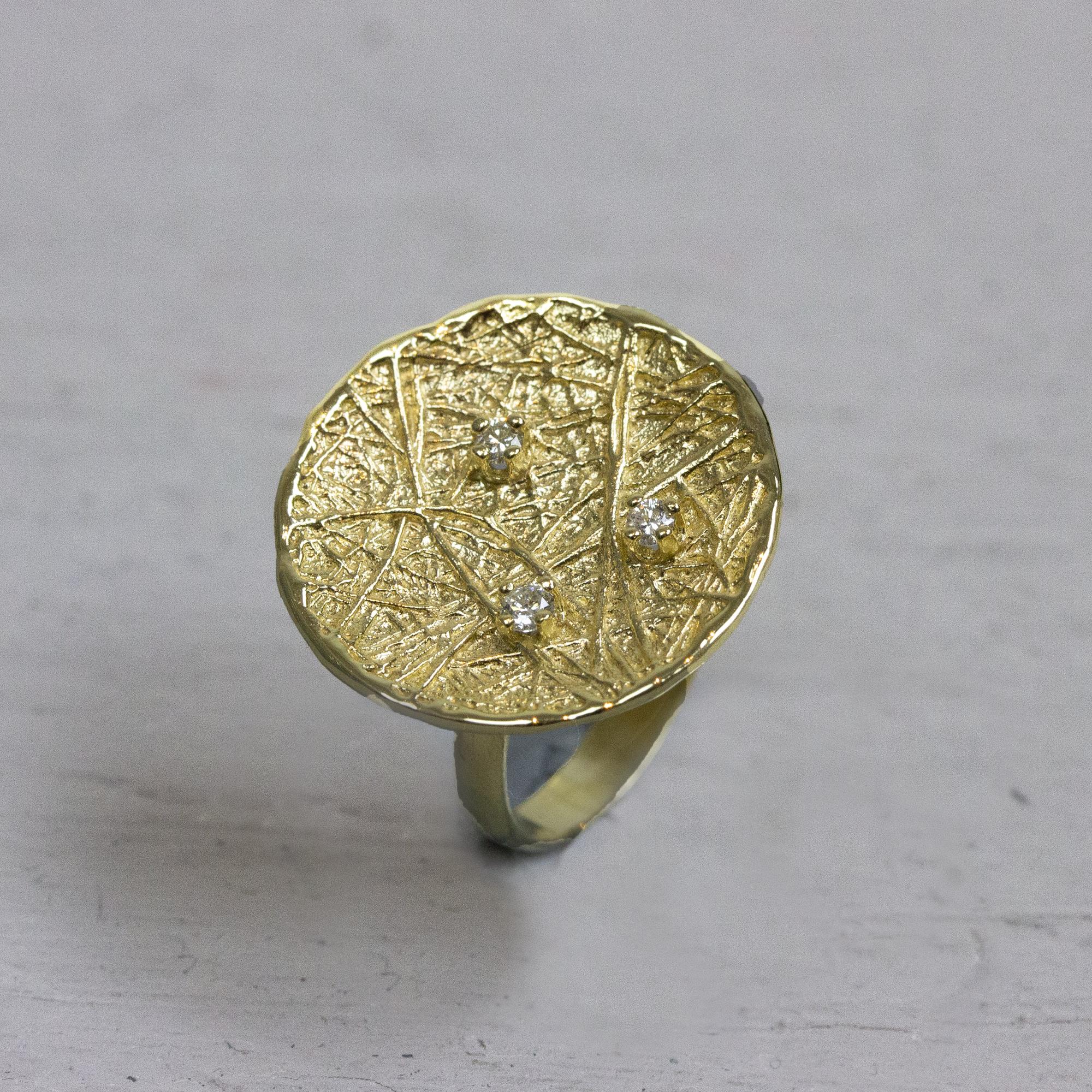 Ring gemaakt van 14 karaat goud met daarop 3 diamanten van 0.139CT I1/HI. *Prijswijzigingen voorbehouden in verband met goudkoers en gewicht! De gouden sieradenlijn van Jeh is gemaakt van 14 karaats goud. Dit karaatgehalte wordt in Nederland het meest gebruikt, vanwege de hardheid en de kleur. Puur goud is te zacht om draagbare sieraden van te maken, daarom worden er bij metalen gebruikt. Vaak wordt er zilver en koper gebruikt zodat je kunt blijven spreken van 'edele metalen'. Bij 14 karaat goud zijn er van de 1000 delen, 585 delen puur goud. De overige 415 delen bestaan dus uit de overige metalen.