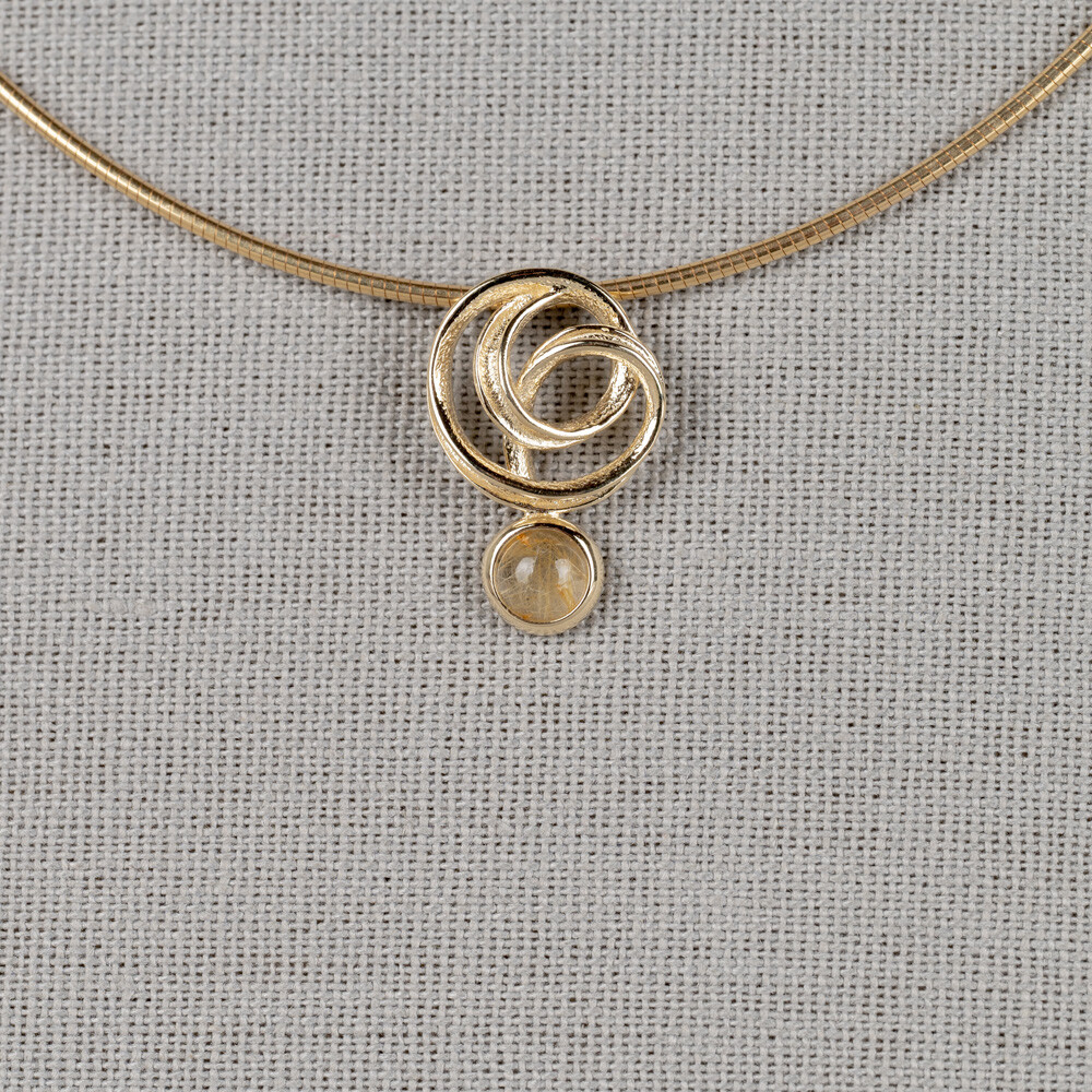 Hanger gemaakt van 14 karaat goud in combinatie met een edelsteen. Deze is verkrijgbaar met Black Rutiel, Gold Rutiel, Milky Aquamarijn, Labradoriet en Regenboog Maansteen.