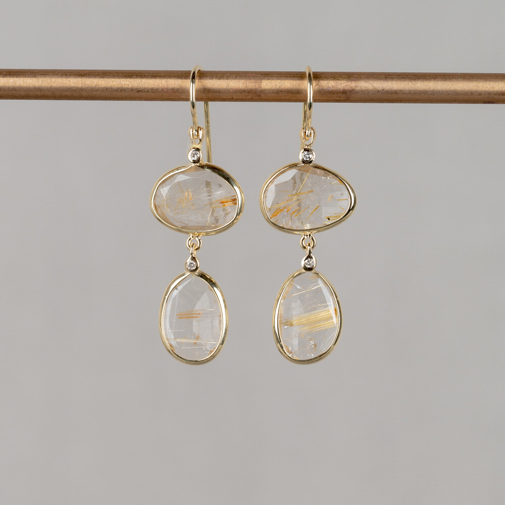 Oorbellen uit de goudcollectie van Jeh Jewels gemaakt van 14 karaat goud. Deze oorbellen met een dubbele edelsteen zijn verkrijgbaar met Black Rutiel, Gold Rutiel en Labradoriet. *Prijswijzigingen voorbehouden in verband met goudkoers en gewicht!