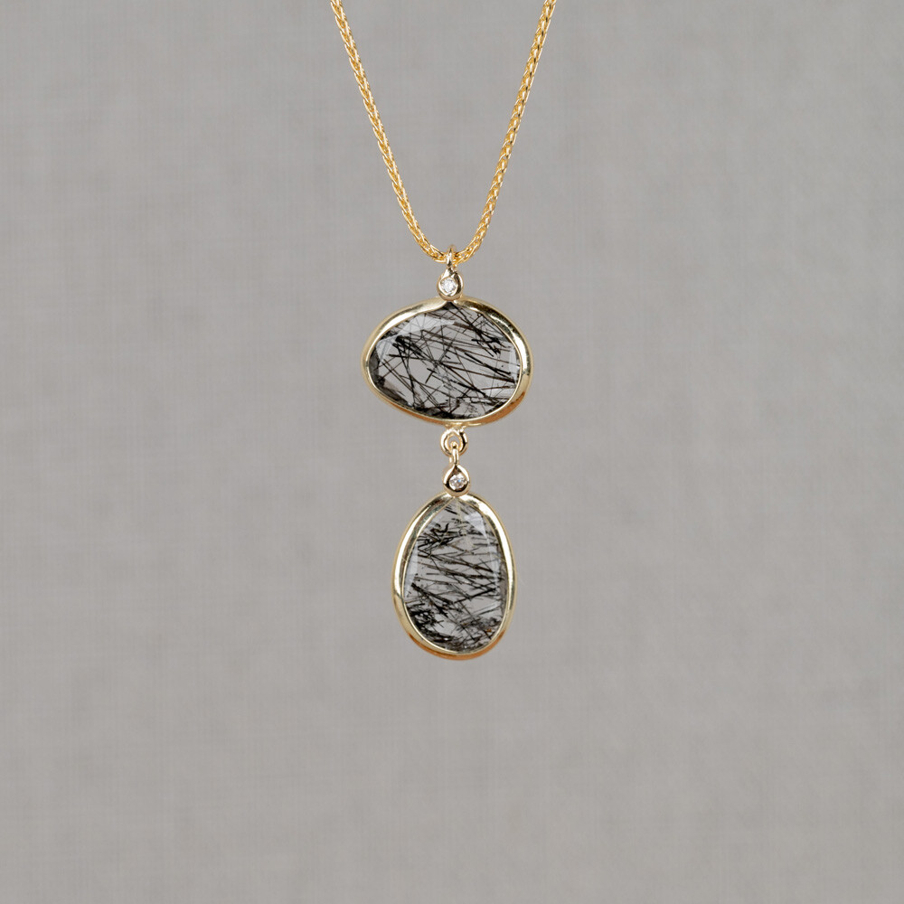 Collier uit de goudcollectie van Jeh Jewels, gemaakt van 14 karaat goud met daarin een hoogwaardige edelsteen. Verkijgbaar met Black Rutiel, Gold Rutiel en Labradoriet. Dit collier kan op 42 en 45 cm gedragen worden dankzij het extra oogje.