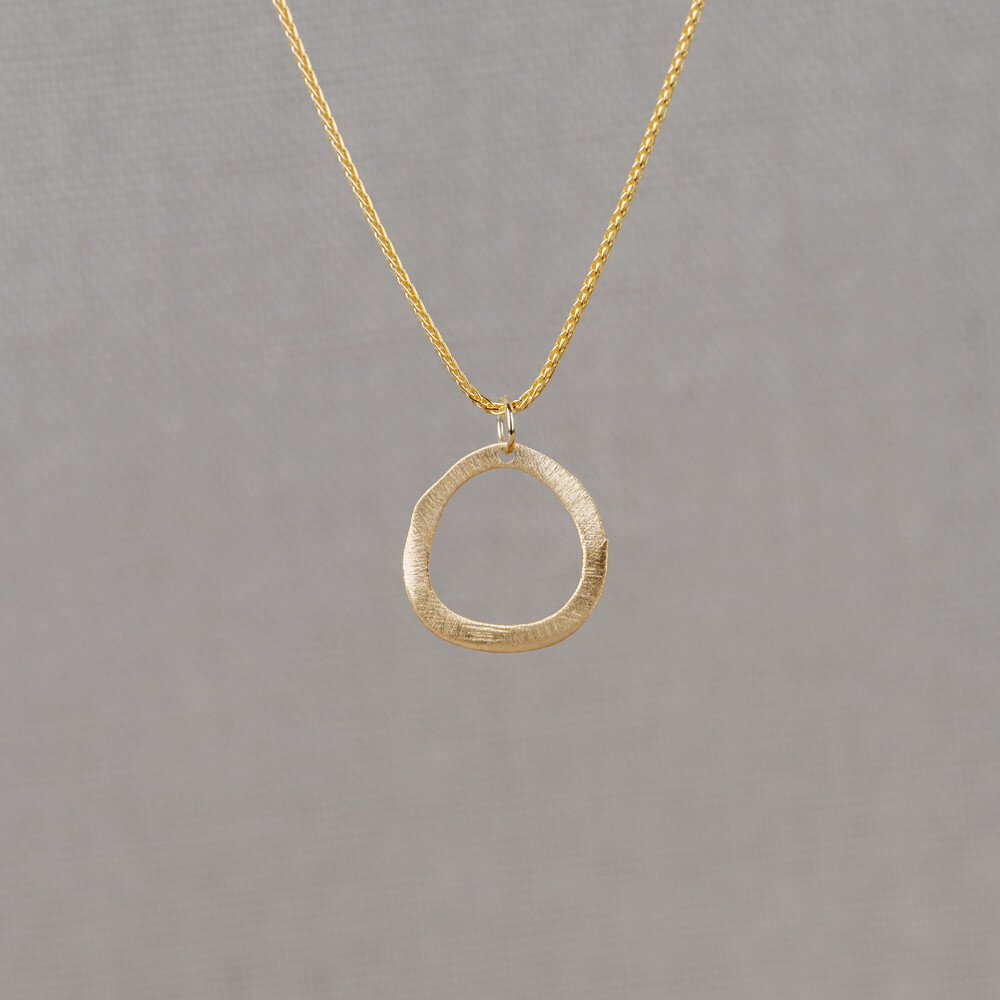 Collier uit de goudcollectie van Jeh Jewels, gemaakt van 14 karaat goud met daaraan een hanger. Dit collier kan op 42 en 45 cm gedragen worden dankzij het extra oogje. Combineer met de bijpassende oorbellen voor een complete look!